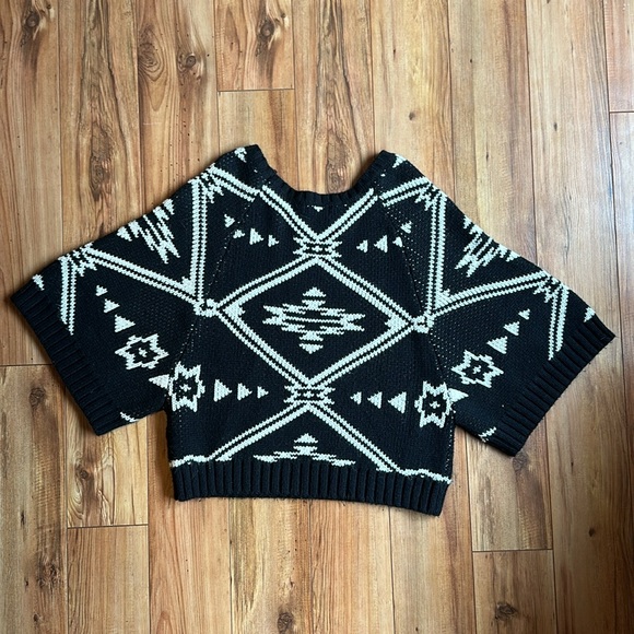 Cropped Sweater with B&W knit print - Picture 3 of 5